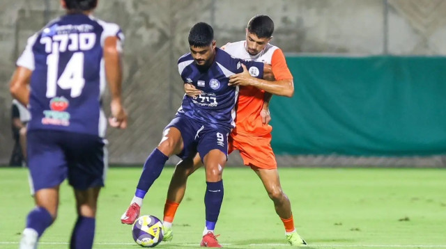 גיל חדד שחקן מ.ס. קרית ים לפני דניאל בוהדנה שחקן הפועל ראשון לציון (צילום: קובי אליהו)