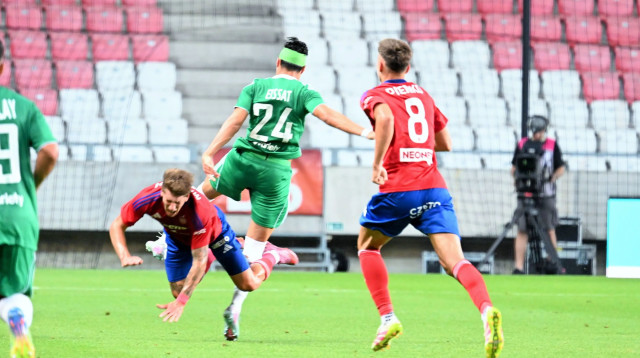 ליסב עיסאת שחקן מכבי חיפה (צילום: אתר רשמי, ראובן כהן, מכבי חיפה)