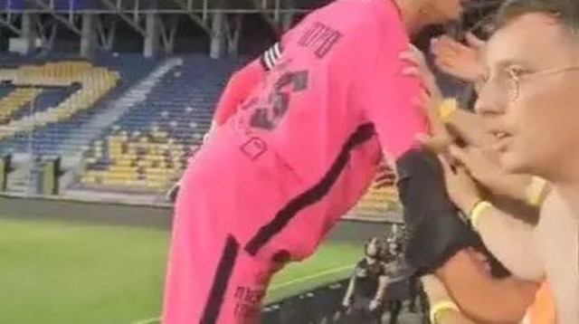 שוער בית"ר ירושלים, מיגל סילבה, התעמת עם אחד האוהדים (צילום: צילום מסך, .)