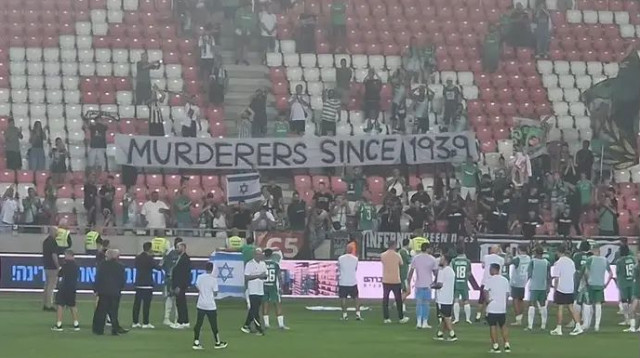 השלט המדובר ביציע אוהדי מכבי חיפה (צילום: צילום מסך, מתוך טוויטר)