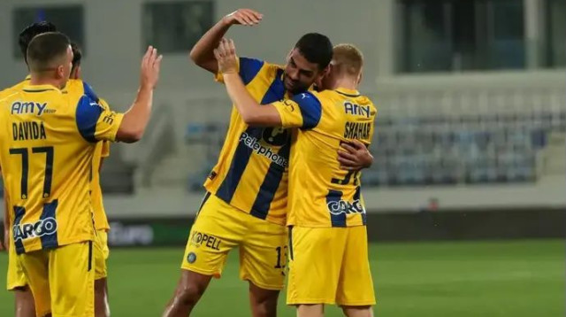 מציל את לאזטיץ'. עידו שחר חוגג עם רז שלמה (צילום: אתר רשמי, באדיבות מכבי תל אביב)