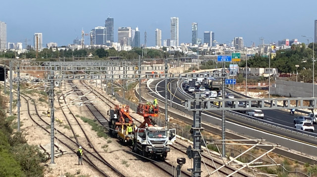 שיבושים ברכבת דרום עקב קריעת כבל חשמל (צילום: אבשלום ששוני)