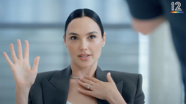 גל גדות בתוכנית "ראיון מיוחד" בערוץ 12 (צילום: צילום מסך קשת 12)