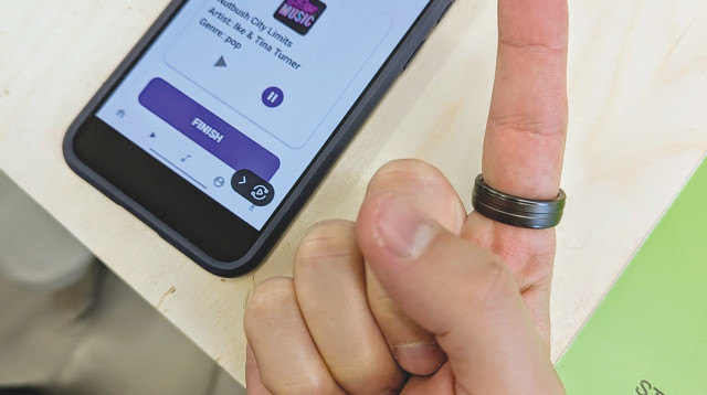 טבעת חכמה על רקע האפליקציה (צילום: ללא קרדיט)