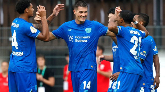 שחקני באייר לברקוזן חוגגים עם פטריק שיק (צילום: רויטרס)