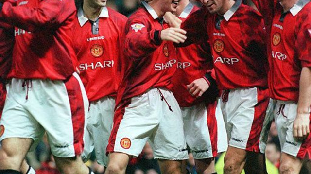 שחקני מנצ'סטר יונייטד חוגגים  בעונת 1996/7 (צילום: Richard Sellers/Allstar)