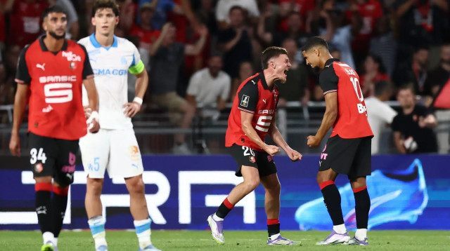 לודוביק בלאס (מימין) עם קנטן מרלן שחקני ראן חוגגים (צילום: רויטרס)