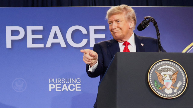 דונלד טראמפ בפגישה עם ולדימיר פוטין באלסקה (צילום: REUTERS/Kevin Lamarque)