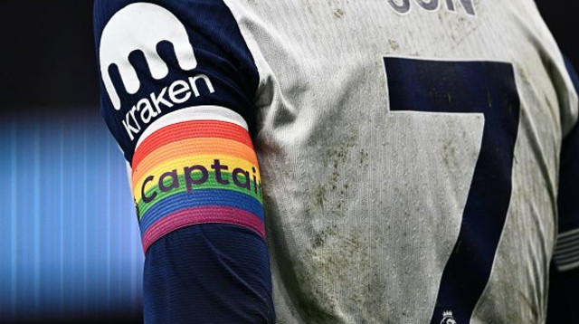 סון עם סרט הקפטן בצבעי הגאווה (צילום: Sebastian Frej/MB Media)