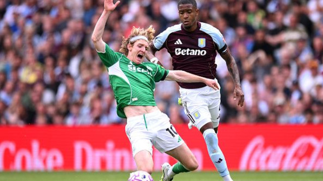 אנתוני גורדון מוכשל (צילום: Ben Roberts - Danehouse)