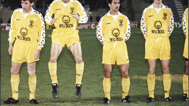 יוסי אבוקסיס, אישטוון פישונט ושחקני בית"ר ירושלים (צילום: בן אוסקר)