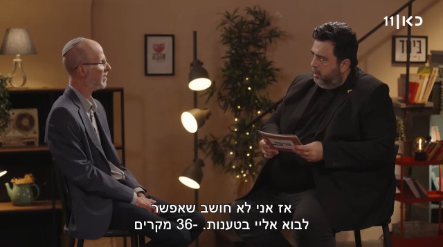 רוני קובן מראיין את חגי סגל בתוכנית "פגישה" בערוץ כאן 11 (צילום: צילום מסך, כאן 11)