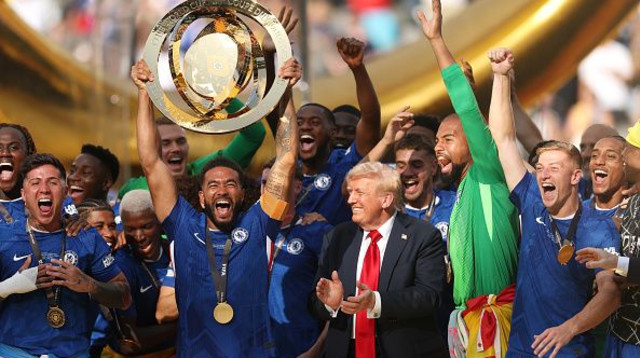בלב החגיגה. טראמפ עם שחקני צ'לסי (צילום: Carl Recine - FIFA/FIFA via Getty Images)