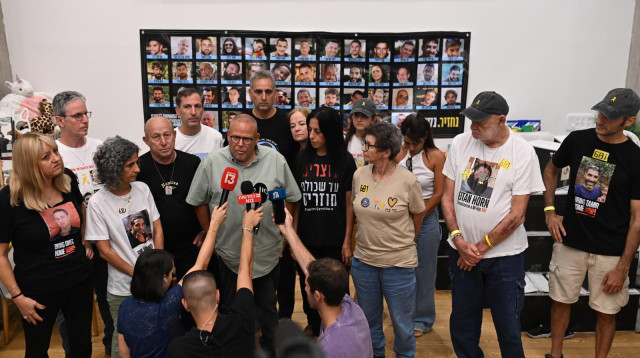 הצהרת יו"ר ההסתדרות ארנון בר-דוד בכיכר החטופים (צילום: ליאור רוטשטיין)