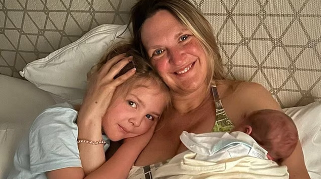 הלן ודרסי יחד עם התינוקת החדשה אוליביה (צילום: SWNS)