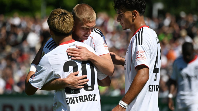 שחקני איינטרכט פרנקפורט חוגגים עם ריטסו דואן (צילום: רויטרס)