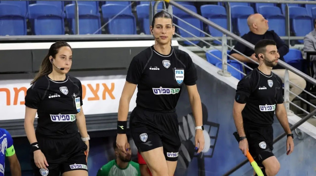 השופטת ספיר ברמן, לצד הקוונית מאי מועלם (צילום: אודי ציטיאט)