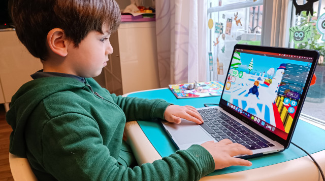 ילד משחק ברובלוקס, סכנות האינטרנט (צילום: רויטרס)