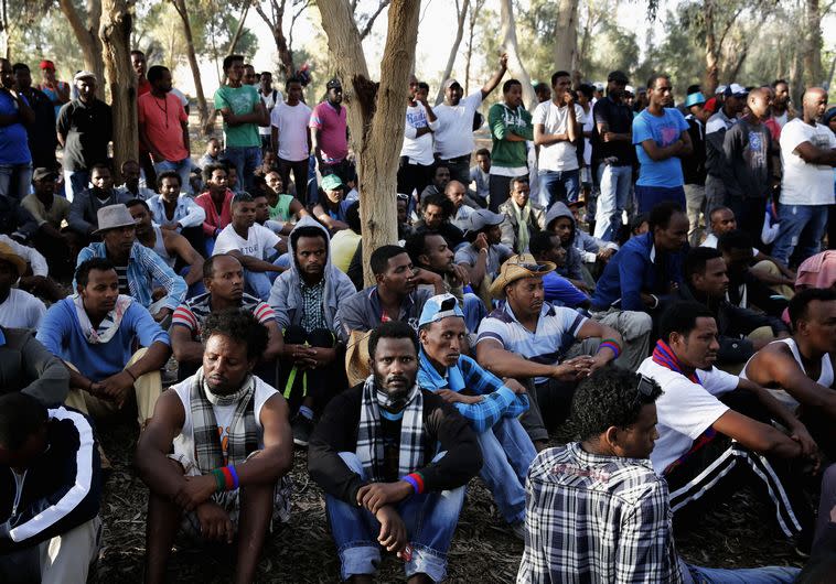 מסתננים מחוץ למתקן חולות. צילום: רויטרס