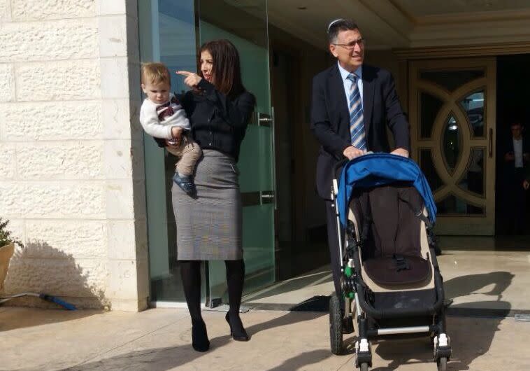 משפחה מורחבת. גדעון סער, אולה אבן והבן דוד (צילום: אלי שלזינגר)