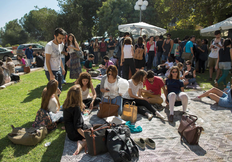 סטודנטים בקמפוס. צילום: יונתן זינדל, פלאש 90