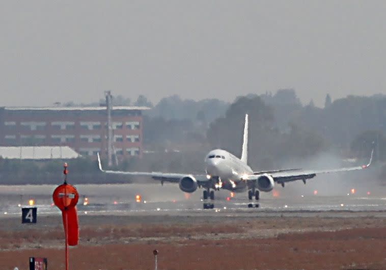 נערכים לערפל. נתב&quot;ג. צילום: פלאש 90