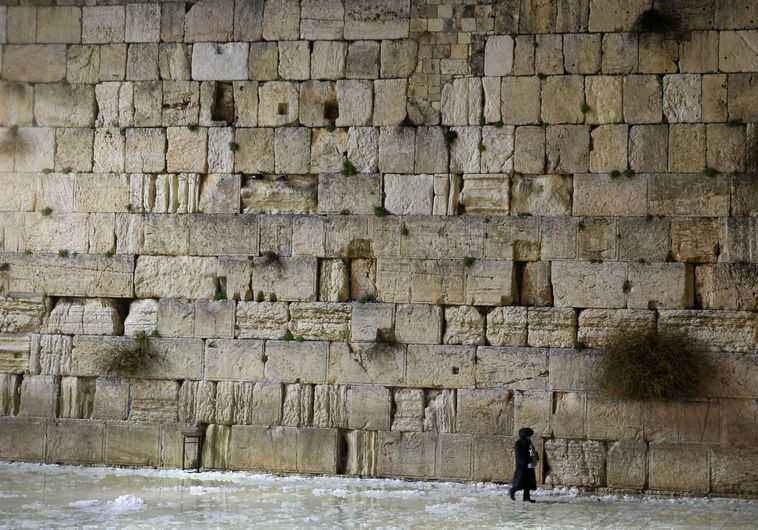 לפתוח קצת פתקים כדי להראות מה הישראלי הצנוע בסך הכל רוצה. הכותל המערבי. צילום: פלאש 90