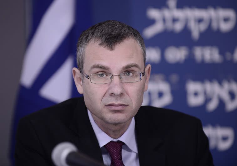 יריב לוין הוא בובה ממורטטת על חוט הנמשך מבלפור. צילום: פלאש 90