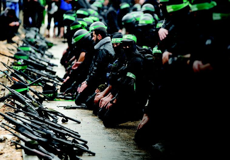 &quot;מי שמכיר את דת האיסלאם יודע שאסור ללכת עם שקרנים,, לוחמי חמאס בעזה. צילום: רויטרס