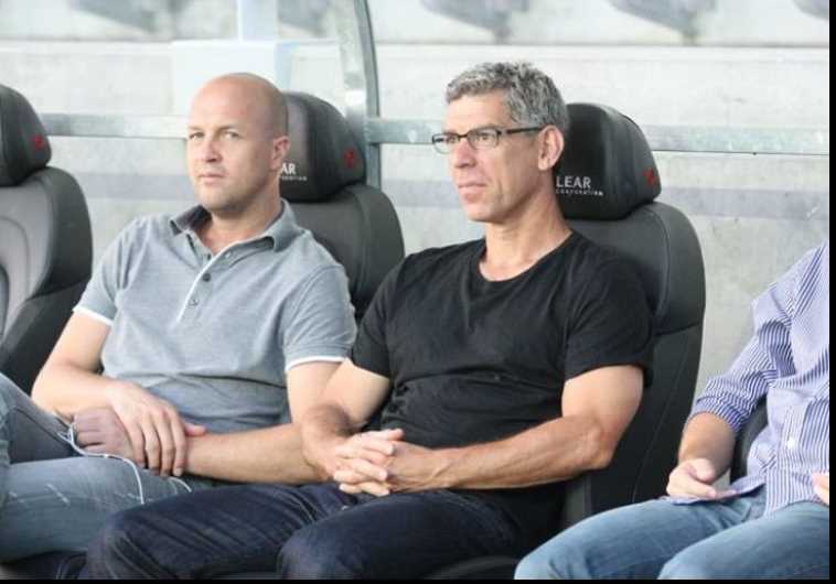 גולדהאר עם קרויף. הקנדי הורה להשאיר את יצחקי בקבוצה. צילום: האתר הרשמי של מכבי ת&quot;א