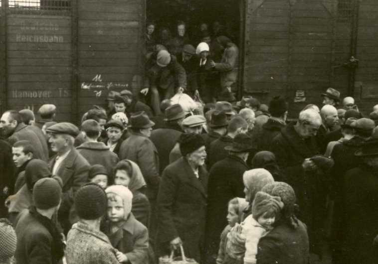 יהודים מורדים מהרכבת באושוויץ. צילום: באדיבות יד ושם 