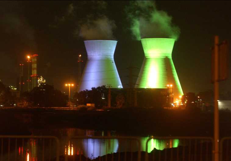 בתוך הפיח התל אביבי, חשתי פתאום באוויר בתי הזיקוק. מפרץ חיפה. צילום: פלאש 90