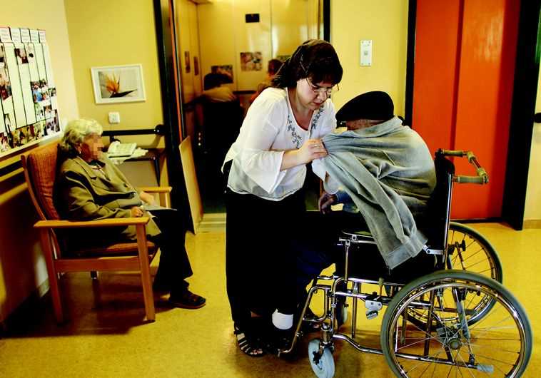 ניצולי שואה בהוסטל, צילום: נתי שוחט, פלאש 90