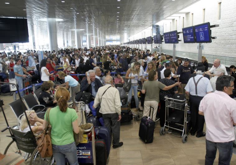 נוסעים בנתב&quot;ג. נהגי המוניות סירבו להסיע רבים מהם הבוקר. צילום: פלאש 90