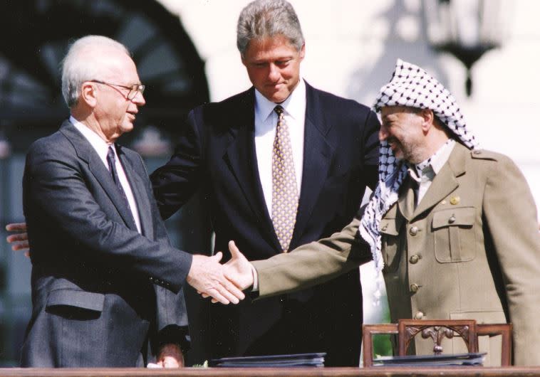  יצחק רבין, יאסר ערפאת וביל קלינטון, הסכם אוסלו, 1993. צילום: רויטרס