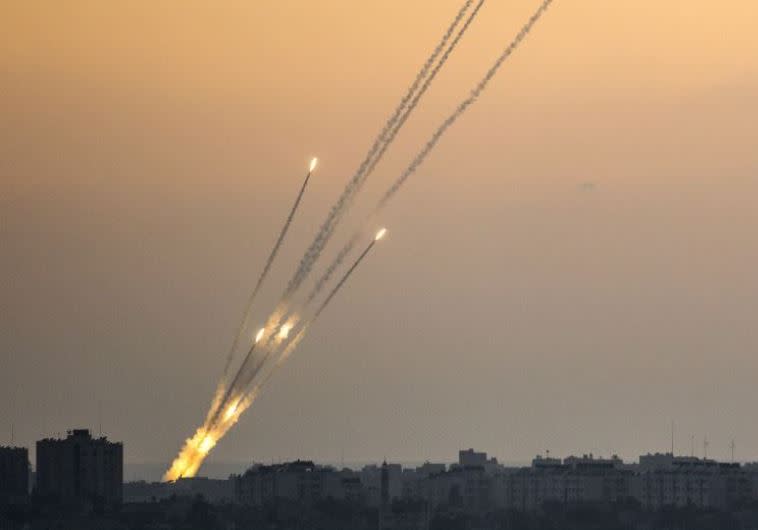 שיגור רקטות של חמאס לעבר ישראל במבצע צוק איתן. צילום: רויטרס