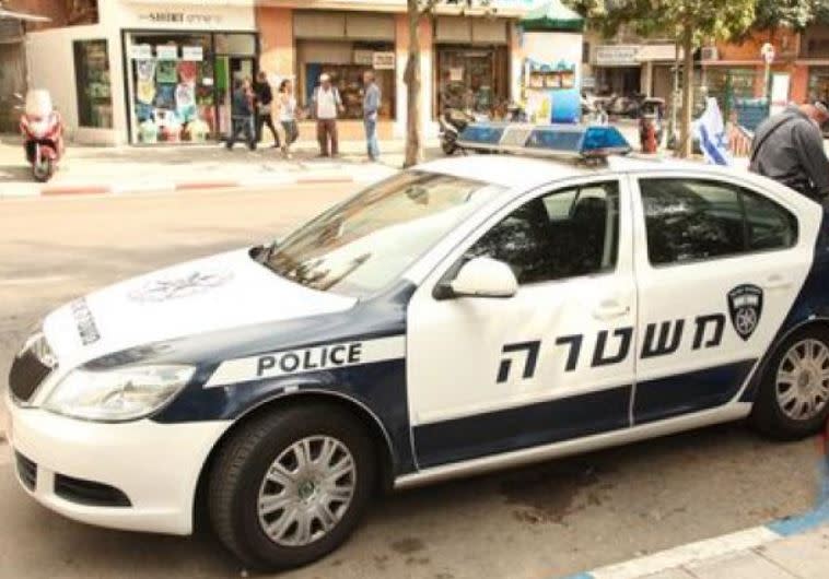 שוטרים שהגיעו למקום עצרו את החשוד. צילום ארכיון, אלוני מור