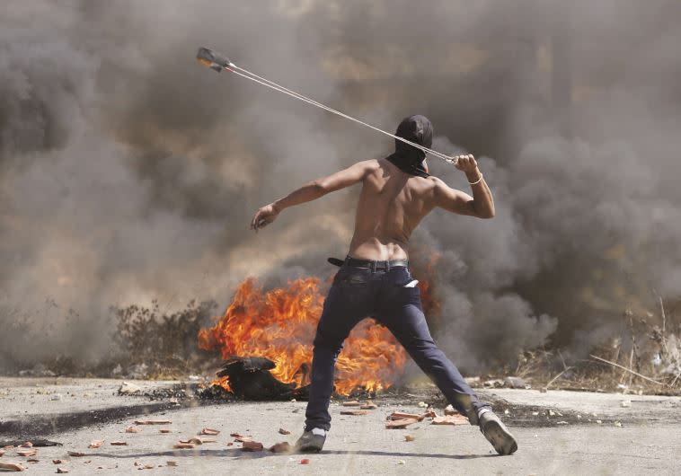 הפגנה אלימה באיו&quot;ש. צילום: רויטרס