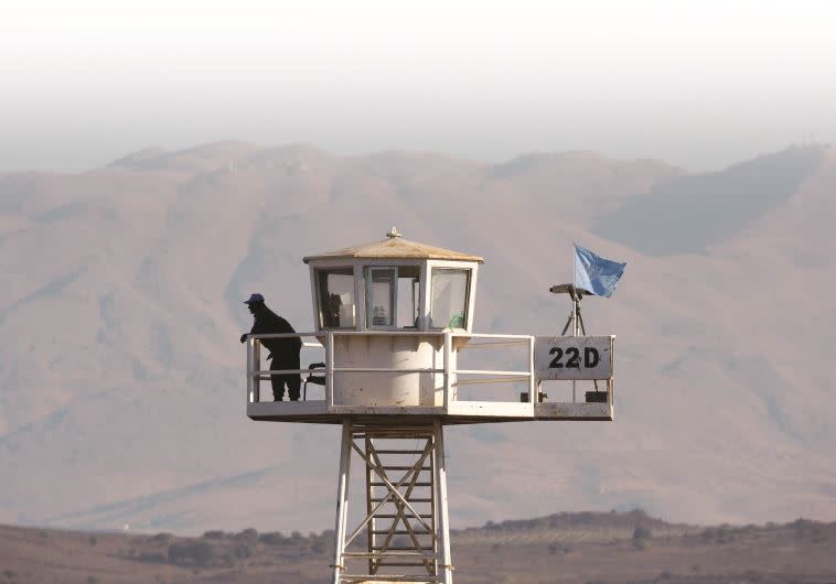 עמדת האו&quot;ם במעבר קוניטרה. צילום: רויטרס