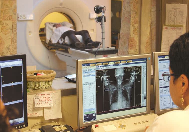 חולה סרטן עובר בדיקה בבית חולים. צילום: חן לאופולד, פלאש 90