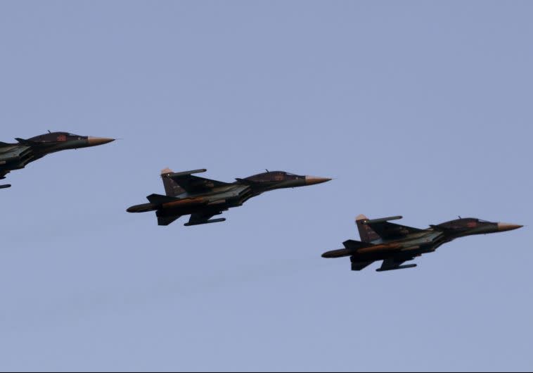 יפקיר את המדינות הבלטיות לרוסיה? מטוסי סוחוי 34 רוסים. צילום: רויטרס