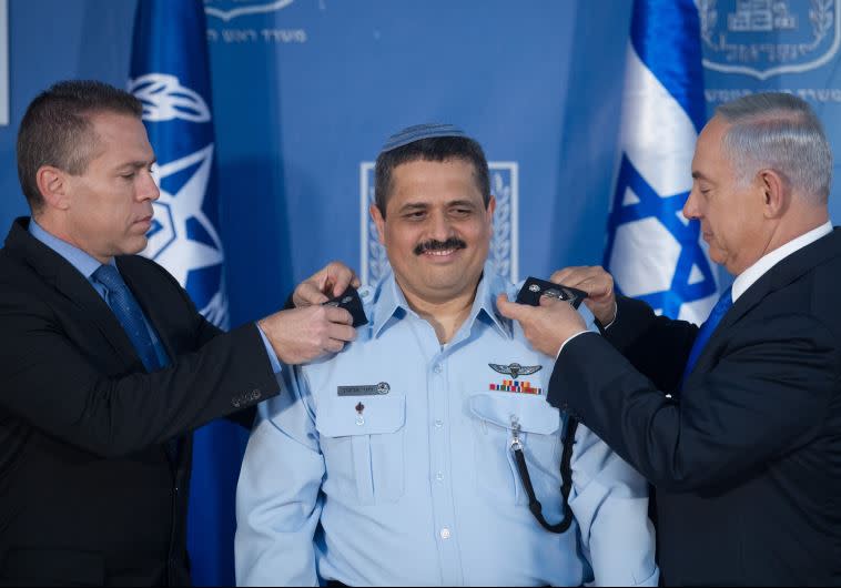 עדיף היה שימתינו שנייה. גלעד ארדן ורוני אלשיך יחד עם ראש הממשלה, צילום: מרים אלסטר, פלאש 90