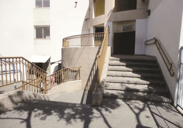  המדרגות בכניסה לחצר בית ספר. צילום: מתוך דוח מבקר המדינה