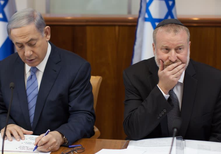 בנימין נתניהו ואביחי מנדלבליט. צילום: אמיל סלמן