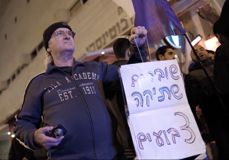 מפגין נגד שוברים שתיקה. צילום: תומר ניוברג, פלאש 90