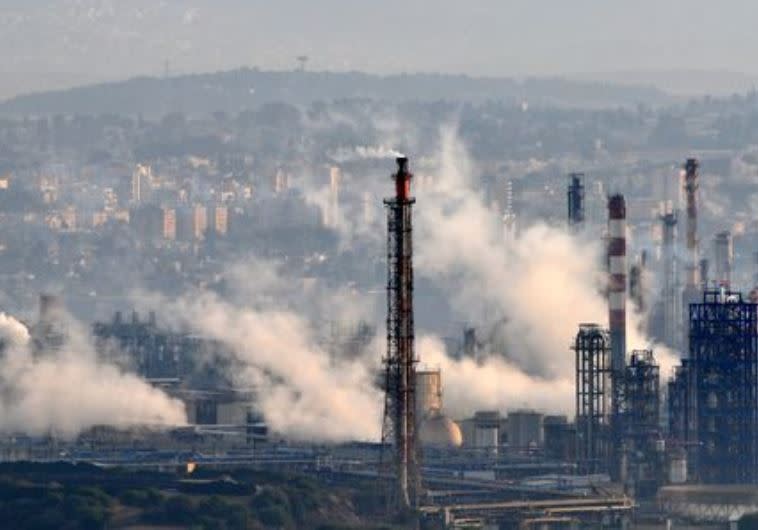 המפעלים במפרץ חיפה. צילום: שי לוי, פלאש 90