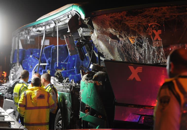 שישה הרוגים ועשרה פצועים. התאונה בכביש 1, שלשום צילום: אבשלום ששוני