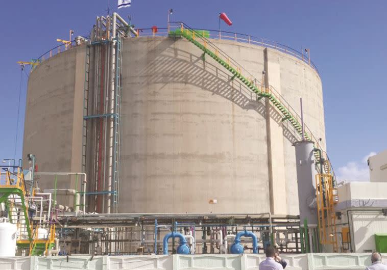 לתמוך בעובדים או בתושבי חיפה? מעל האמוניה בחיפה, צילום: קארין רוזקובסקי