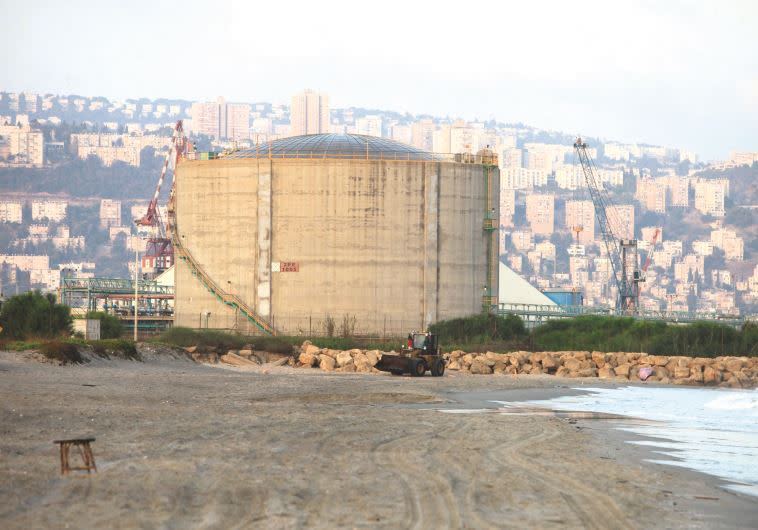 מכל האמוניה בחיפה. צילום: מקס ילינסון