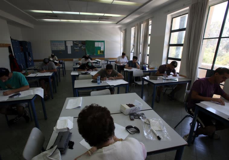 האם הביקור של טראמפ ישפיע על התלמידים בבחינה? תלמידים בבחינת בגרות, ארכיון. צילום: פלאש 90